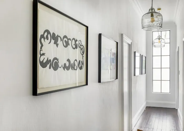 Secure & Central: Villa With Views Of Table Mountain