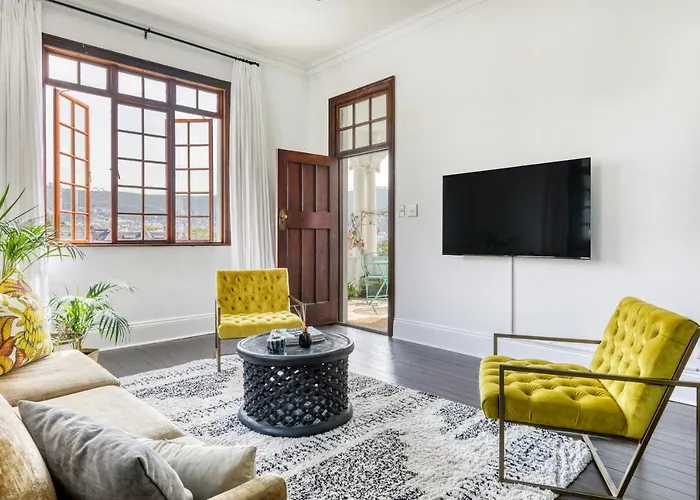 Secure & Central: Villa With Views Of Table Mountain