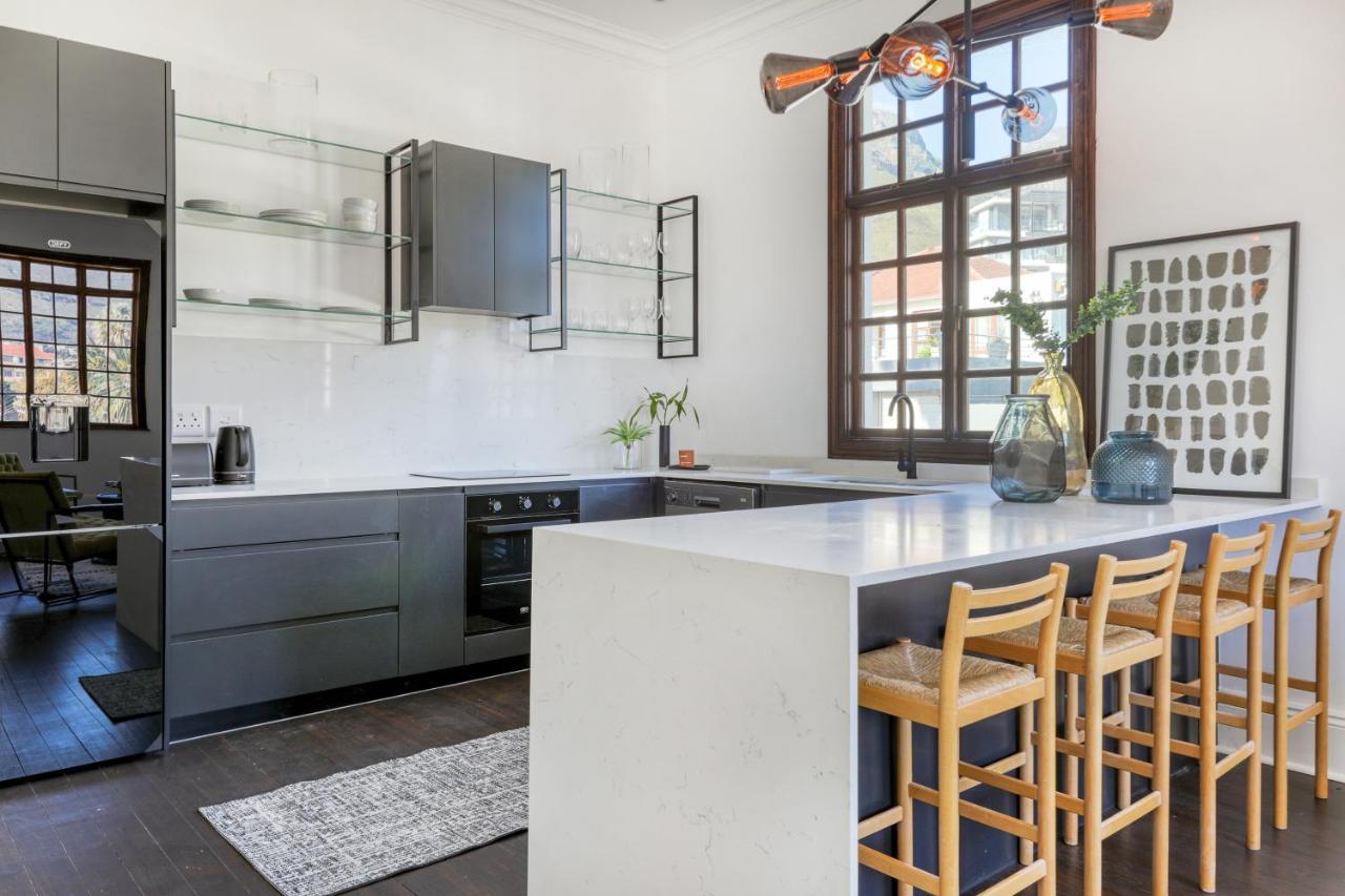 Secure & Central: With Views Of Table Mountain *
